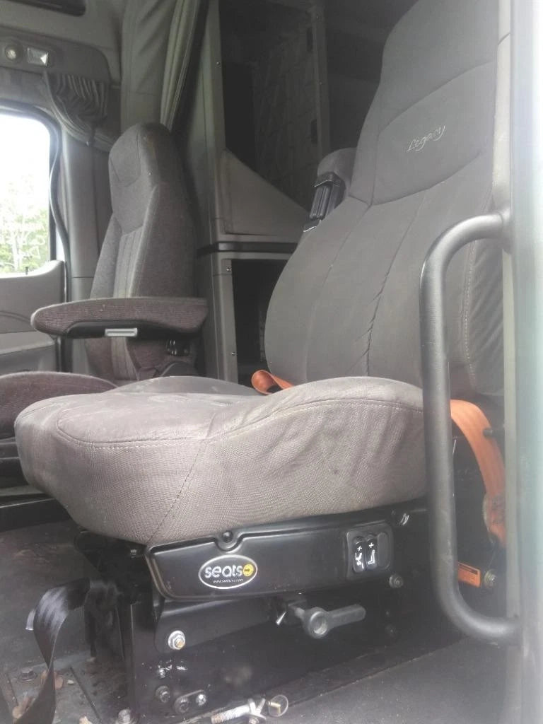 Front Seat for Peterbilt 579 (2018)