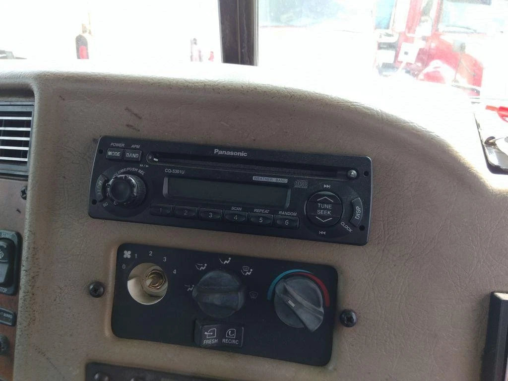 Radio AM/FM/CD for Peterbilt 335 (2008)