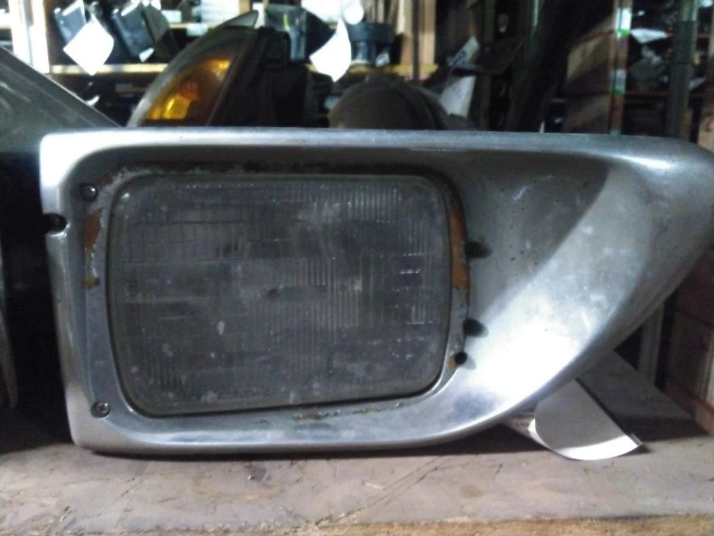 Headlight for International 9400i (2000–2007)