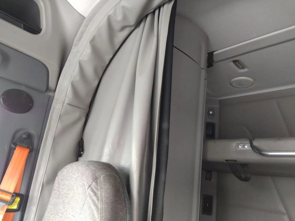 Sleeper Curtain for Peterbilt 579 (2017)