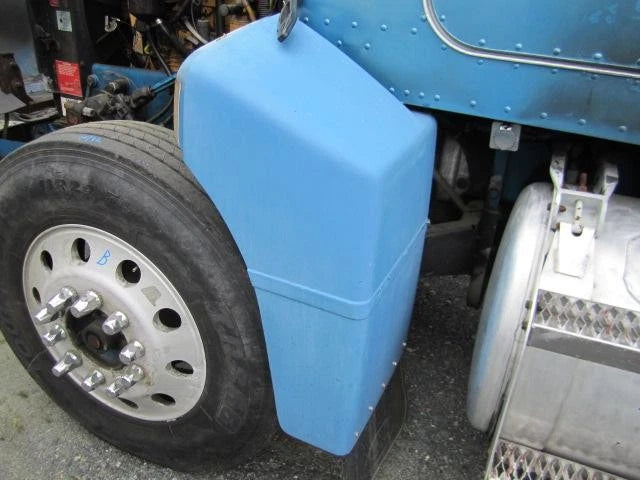 Fender Extension Left for Peterbilt 385 (2000)