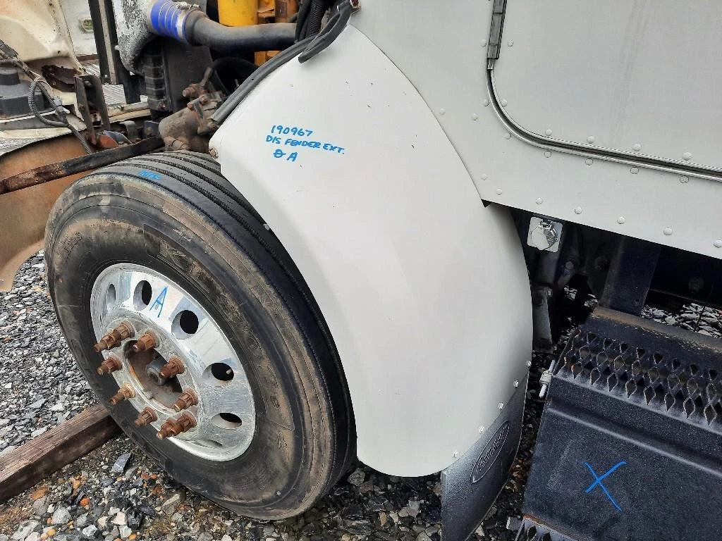Fender Extension Left for Peterbilt 330 (2001)