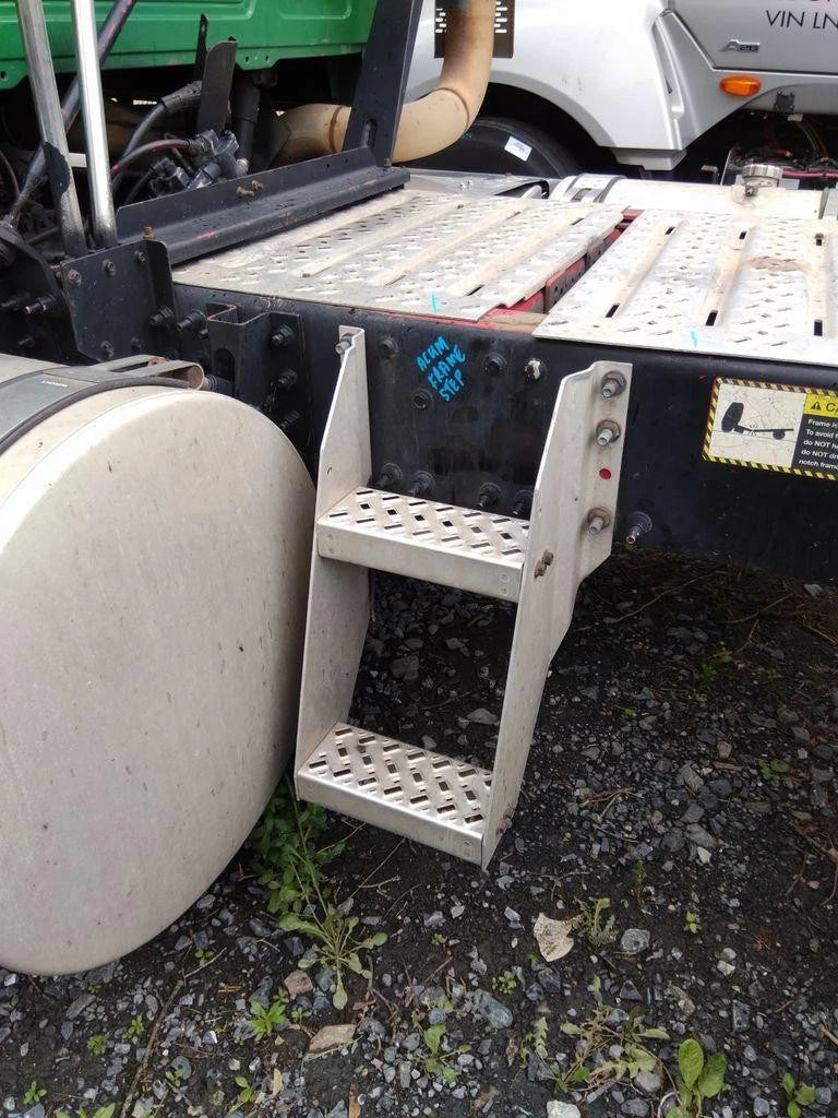 Frame Step for Mack CHU613 (2016)