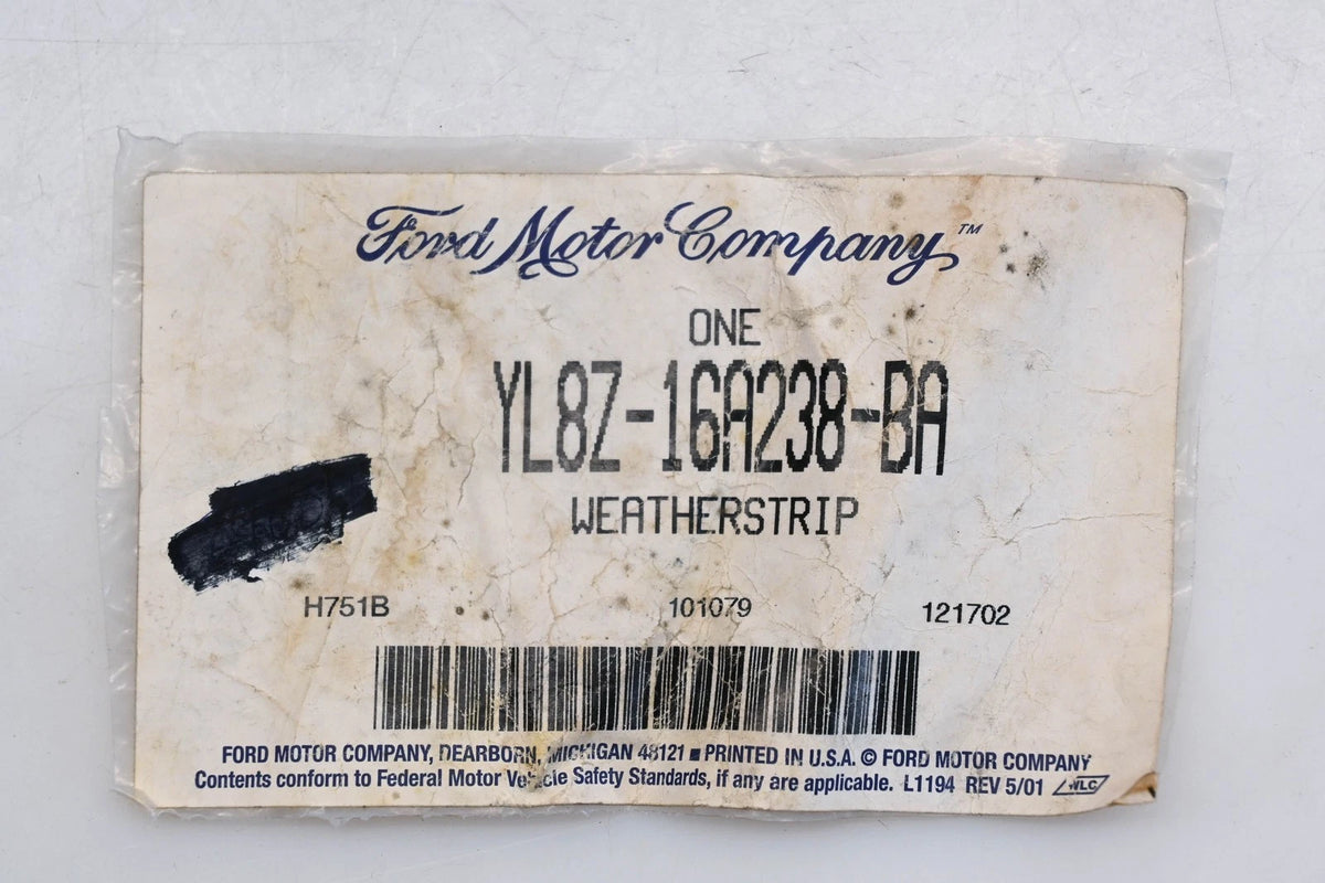 Center Support Weatherstrip Assembly for Escape (2001–2003)
