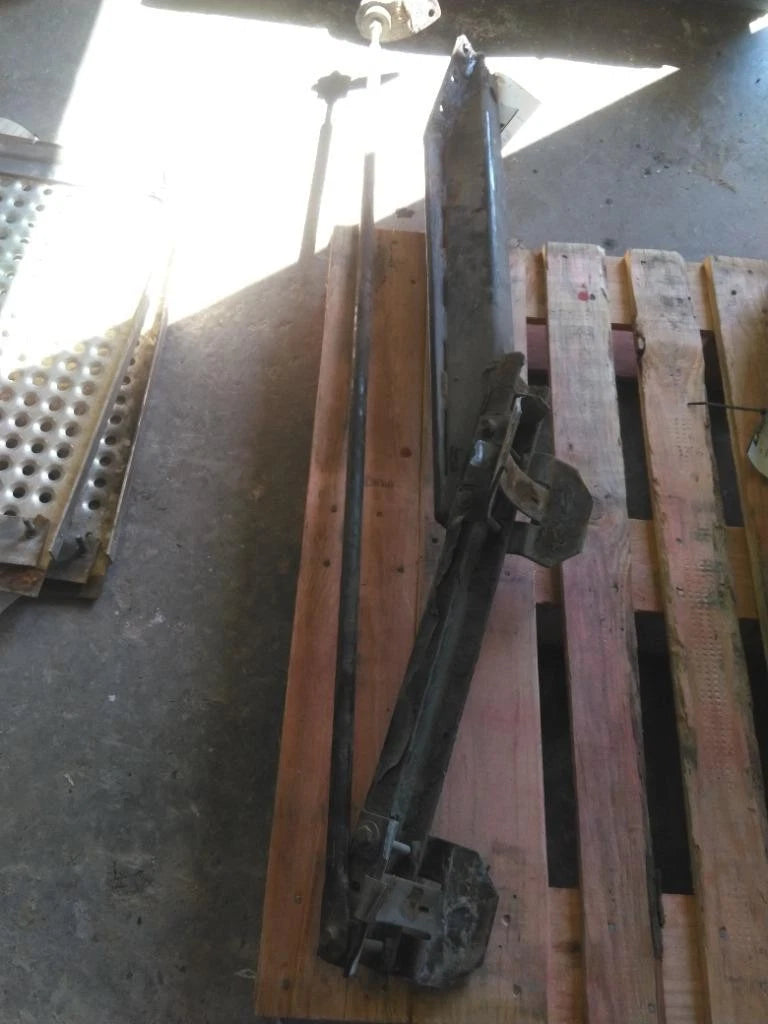 Exhaust Bracket for Volvo VNL (2007) - Replaces MN
