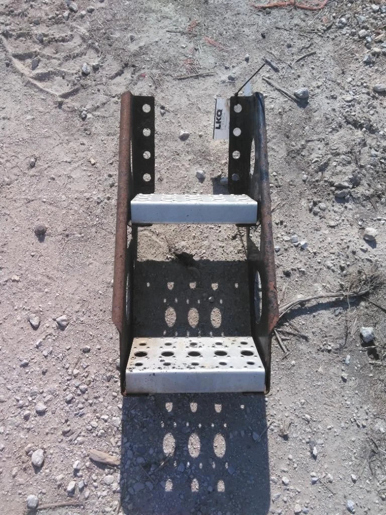 Frame Step for Freightliner Cascadia 125 (2017)