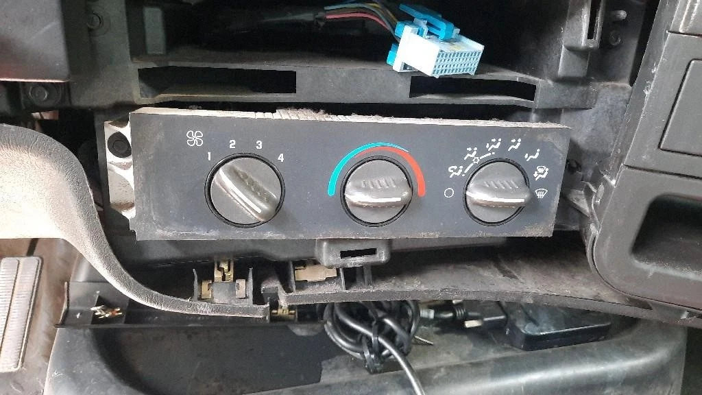 Temperature Control for Chevrolet C6500 (2005)