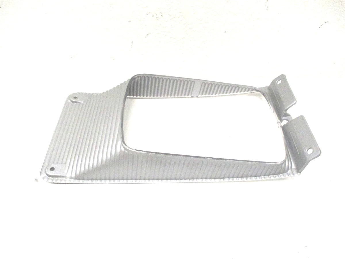 RH Front Turn Signal Bezel for International (OEM 2515468C1, 1661764C1)