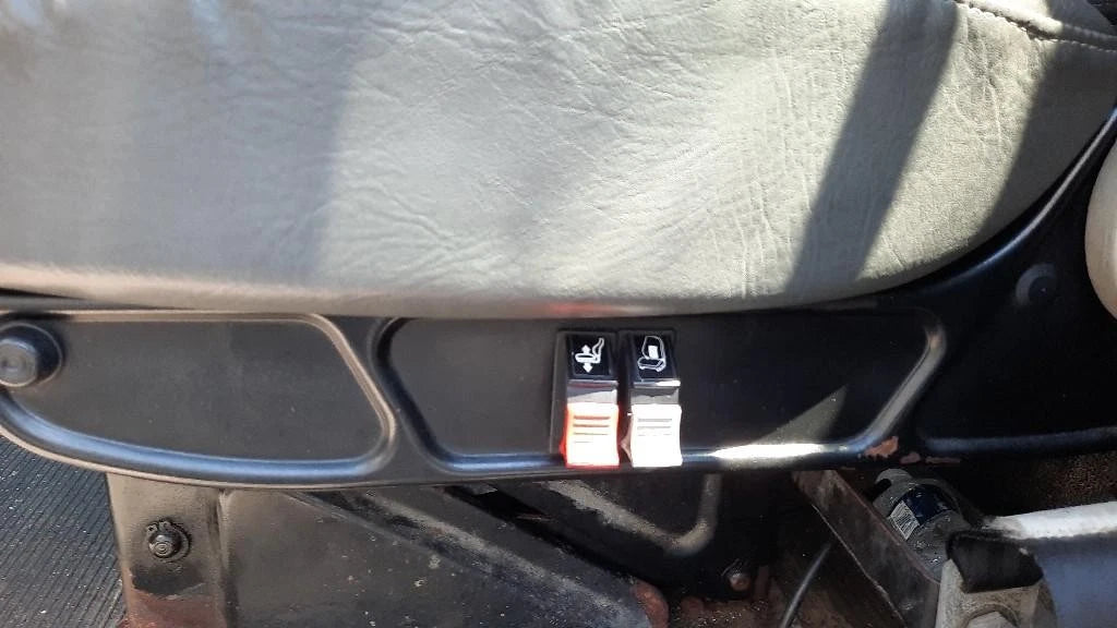 Front Seat for Peterbilt 330 (2005)