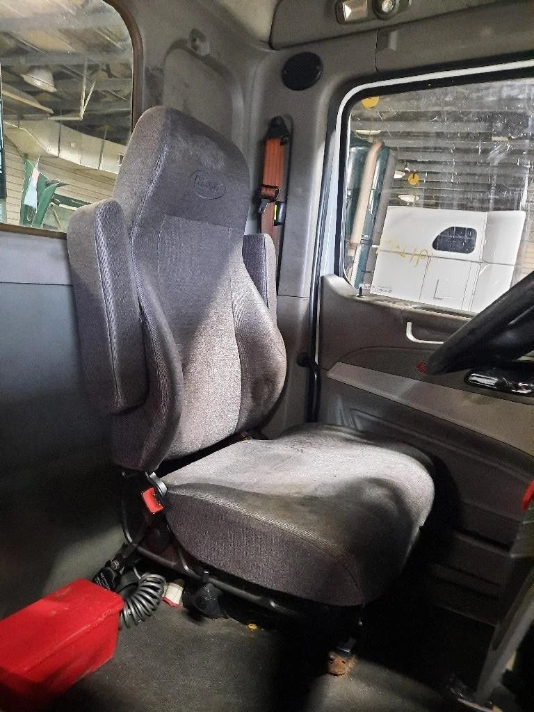 Front Seat for Peterbilt 579 (2020)
