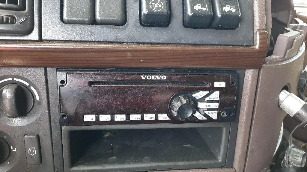 Radio AM/FM/CD for Volvo VNL (2016)