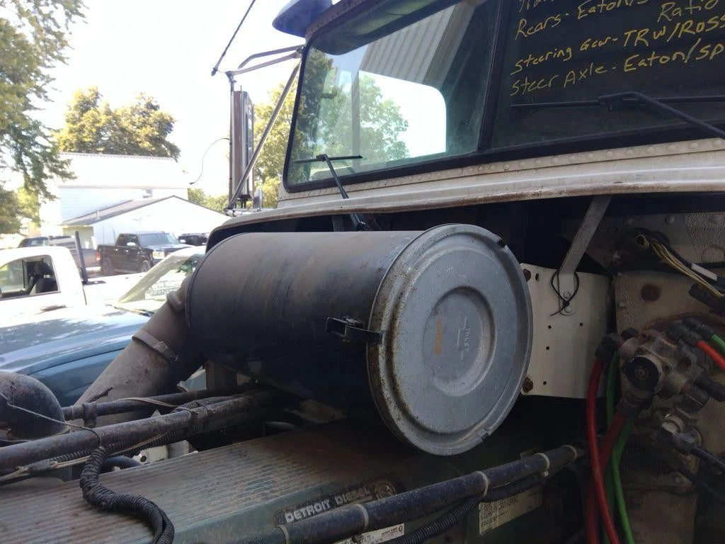 Air Cleaner for Freightliner FLD120 (2000)