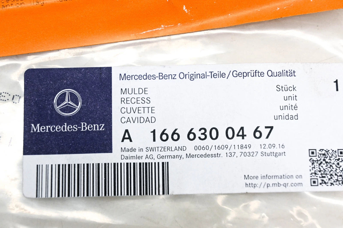 Fuel Recess Hatch Assembly for Mercedes A1666300467 (NOS)