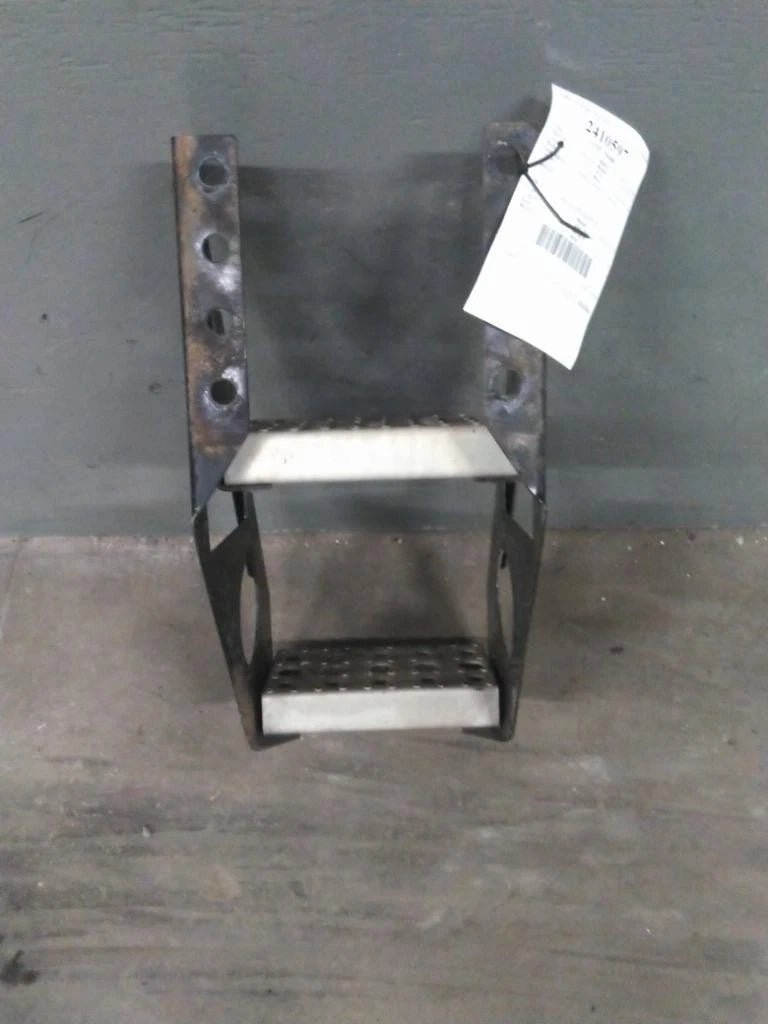 Frame Step for Freightliner Cascadia 125 (2018)