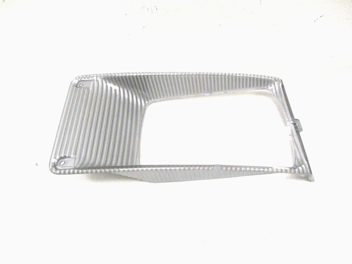 RH Front Turn Signal Bezel for International (OEM 2515468C1, 1661764C1)