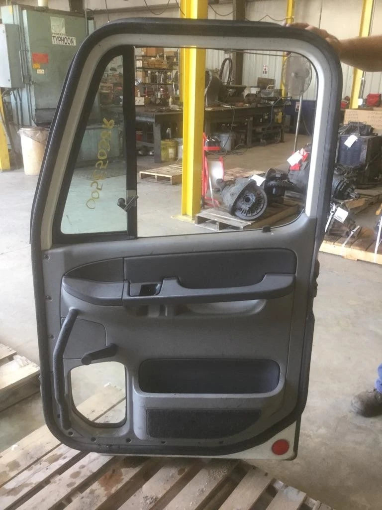 Door Assembly Right for Freightliner Columbia 112 (2001–2011)