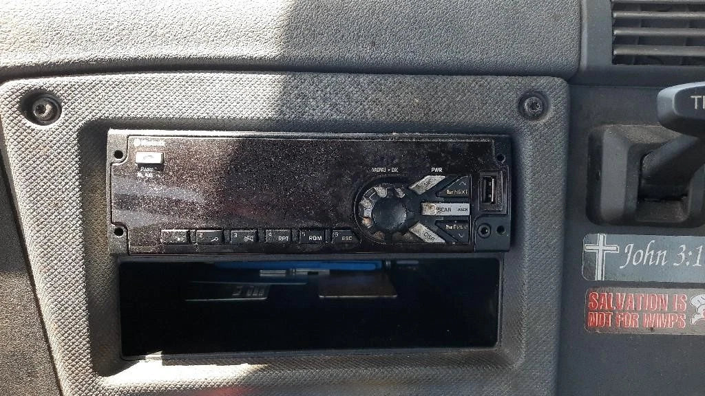 Radio AM/FM/Bluetooth for Freightliner Cascadia 125 (2018)
