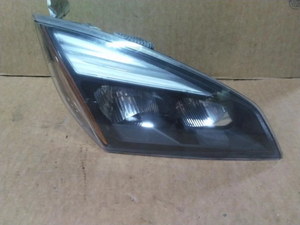 Right Headlight for Freightliner Cascadia (2018–2025)