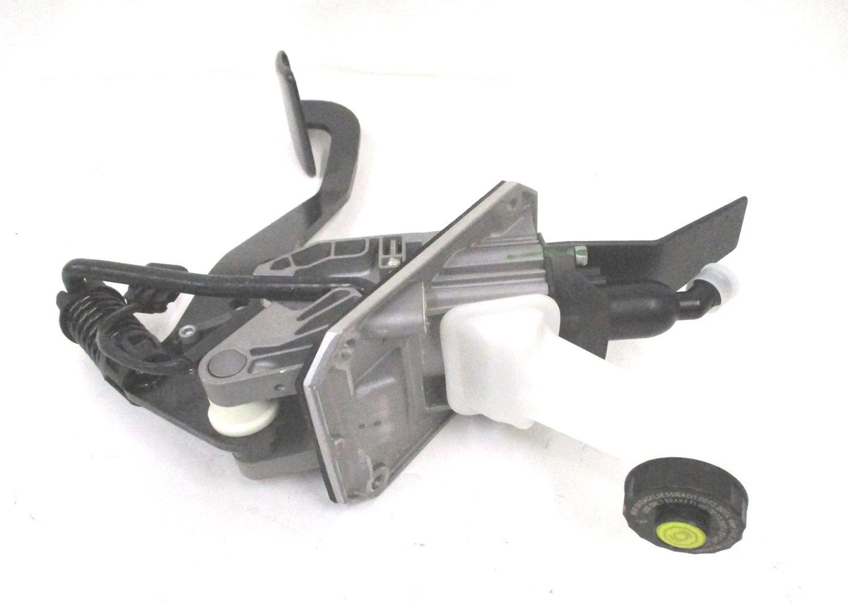 Hydraulic Clutch Pedal for Cascadia (S965-001-208-0)
