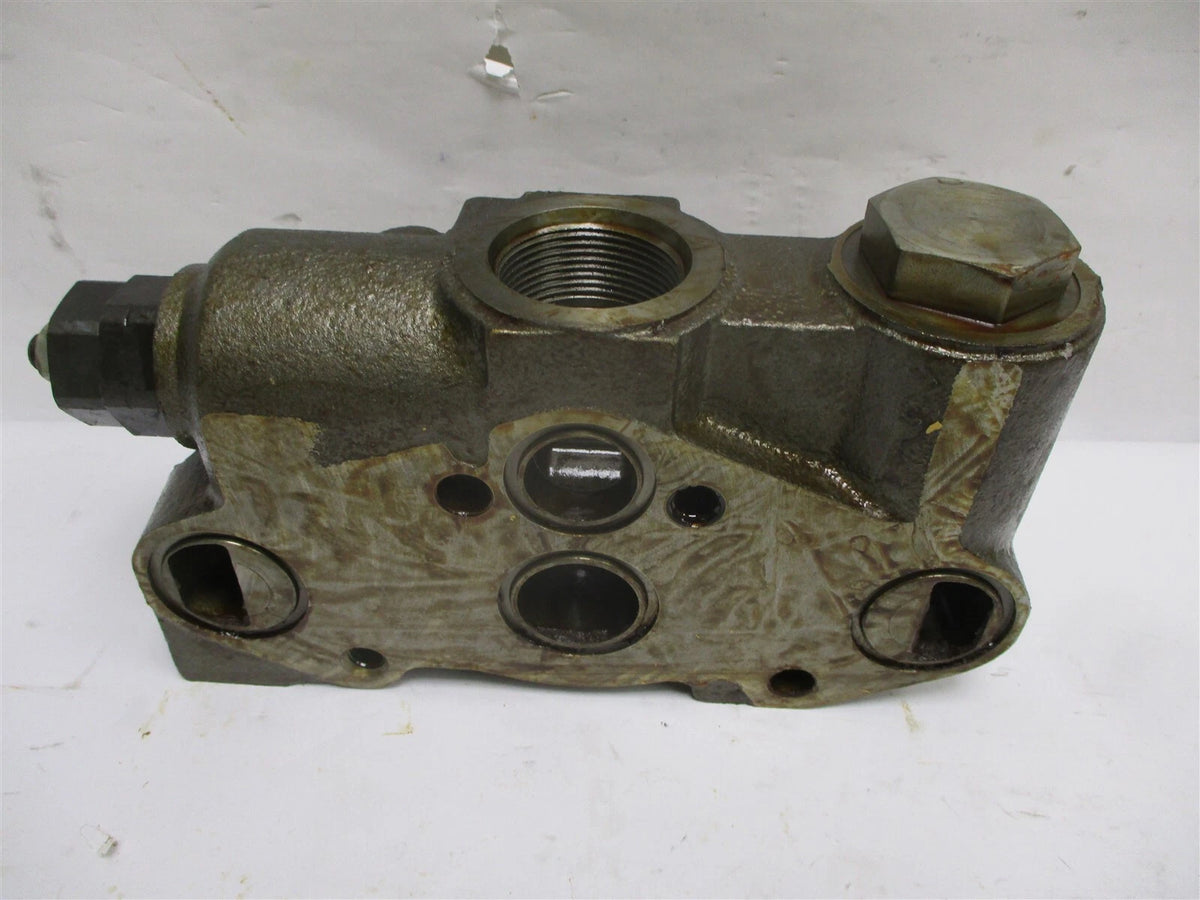 Section Valve Inlet/Outlet for Case 621B 721B (120978A1)