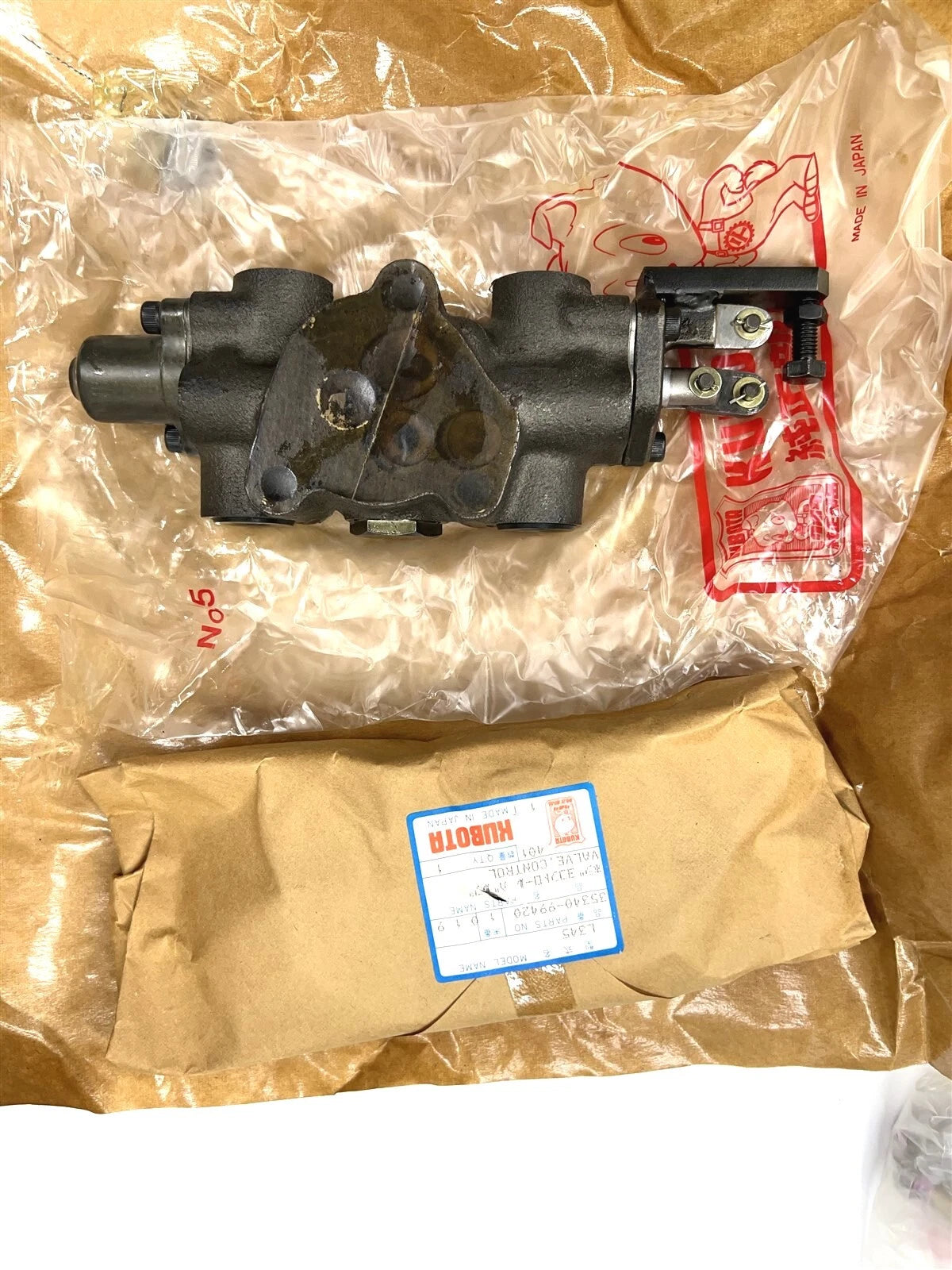 Control Valve Assembly for Kubota L345 L345DT (70000-99400, 35340-99400)