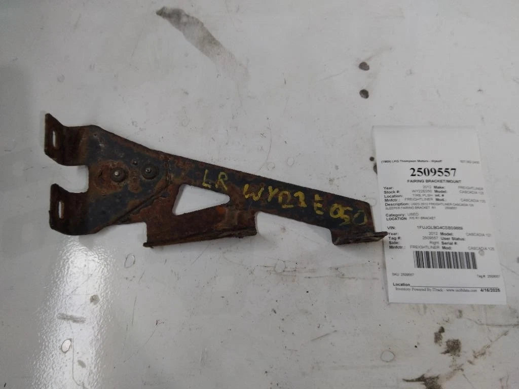 Fairing Bracket Right for Freightliner Cascadia 125 (2012)